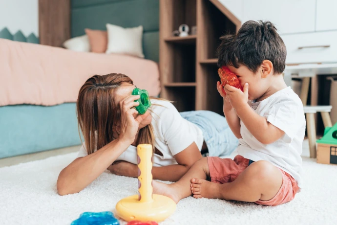 de-gouvernante-nanny-aan-huis-spelen